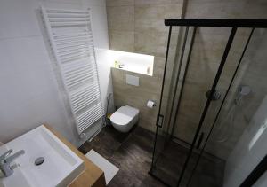 Ένα μπάνιο στο Center Apartment with Garden Zoe +9 φωτογραφίες