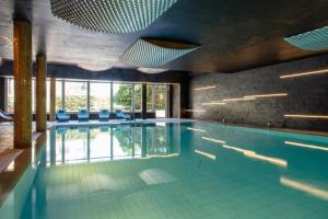 バート・ウィーゼにあるHotel Terrassenhofの大型スイミングプール付きの屋内プールを提供しています。