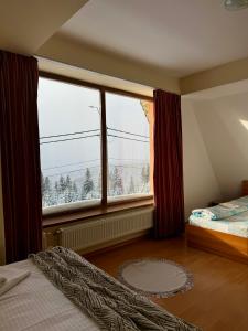 Ένα ή περισσότερα κρεβάτια σε δωμάτιο στο Pensiunea Zimbru +33 φωτογραφίες