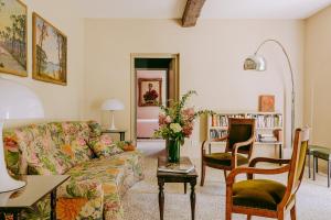 a living room with a couch and chairs at Campagne Mirasol in Uchacq-et-Parentis