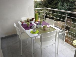 Regina Apartment في كيافينا: طاولة بيضاء وكراسي على شرفة