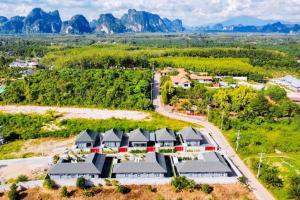 Ao Nang วิวธรรมชาติ วิลล่าอ่าวนางสระว่ายน้ำที่ดีที่สุด Ao Nang Krabi的享有度假胜地的空中景致,以山脉为背景