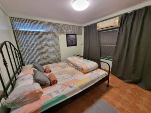 een slaapkamer met een bed in een kamer bij Kanlayana Hostel in Ban Bang Toei (1) +41 foto's