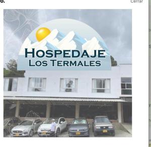 VillamaríaHospedaje Los Termales的停在酒店前面的汽车标志