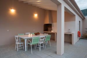 ein Essbereich mit Tisch und Stühlen in der Unterkunft Vila Marta - Canário da Terra in Vila Franca do Campo