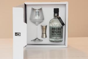 eine Flasche Wodka und ein Glas Wein in einer Schachtel in der Unterkunft Vila Marta - Canário da Terra in Vila Franca do Campo + 33 Fotos