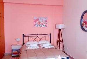 Ένα ή περισσότερα κρεβάτια σε δωμάτιο στο Kanali seaside apartment Poros 2