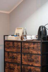 Príslušenstvo na prípravu kávy alebo čaju v ubytovaní Kościelna Loft Apartaments