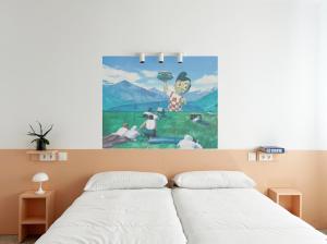 Postel nebo postele na pokoji v ubytování Loop Homes Tower Burjassot Hotel