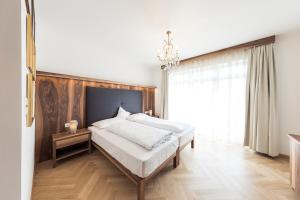 Letto o letti in una camera di Romantik Hotel Jagdhof