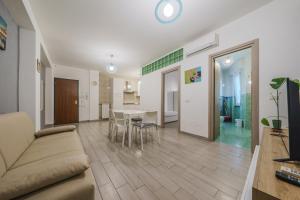 a living room with a couch and a table at Michele Flat - Parcheggio - 10 min da Milano Centro in Milan