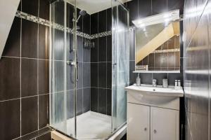 a bathroom with a shower and a sink at Bluestay 144 - Charming apartment in Asnieres in Asnières-sur-Seine +5 photos