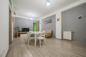 a dining room with a table and chairs in a room at Michele Flat - Parcheggio - 10 min da Milano Centro in Milan