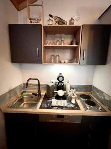 Dapur atau dapur kecil di Secret Rooms HX