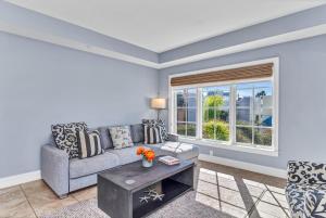 een woonkamer met een bank en een tafel bij An Upscale Villa in the heart of Siesta Key on Beach Road in Sarasota