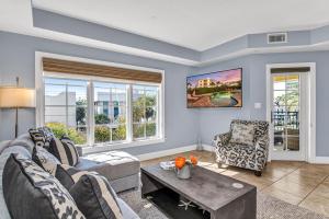 een woonkamer met twee banken en een salontafel bij An Upscale Villa in the heart of Siesta Key on Beach Road in Sarasota