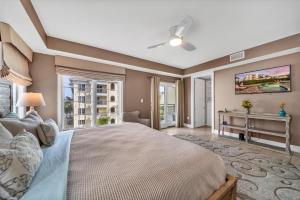 een slaapkamer met een groot bed met een plafondventilator bij An Upscale Villa in the heart of Siesta Key on Beach Road in Sarasota +47 foto's