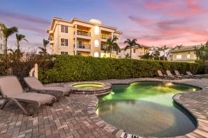 een zwembad met stoelen en een huis op de achtergrond bij An Upscale Villa in the heart of Siesta Key on Beach Road in Sarasota