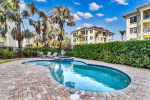 een zwembad in een tuin met een gebouw bij An Upscale Villa in the heart of Siesta Key on Beach Road in Sarasota