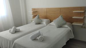 A bed or beds in a room at Apartamentos Apartour Bormujos Még 9 kép
