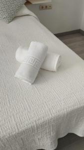 A bed or beds in a room at Apartamentos Apartour Bormujos