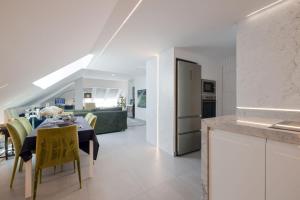 a kitchen and dining room with a table and chairs at BlueSunset Penthouse in Manilva