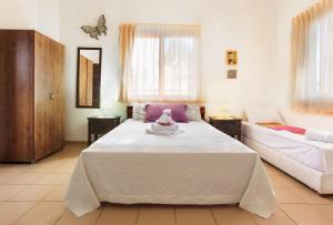 Postel nebo postele na pokoji v ubytování Hotel Loui Talpiot