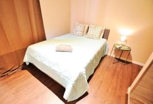 a small bedroom with a bed in a room at Stay DP Setúbal in Setúbal +3 photos