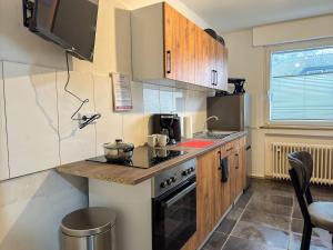 Dapur atau dapur kecil di Serviceroom24 - Apartment 1 in Gladbeck WLAN - Smart-TV - 24-7 Check-in und Küche
