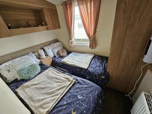 two beds in a small room in a caravan at Heidi 2 Bed Robin hood in Rhyl