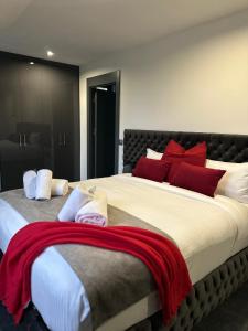 Una cama o camas en una habitación de Domaine de Bracheux Beauvais Chambre avec petit déjeuner inclus