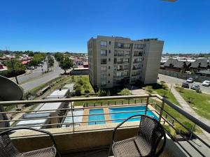 a balcony with a swimming pool and a building at Bello y acogedor departamento 2D in Los Ángeles