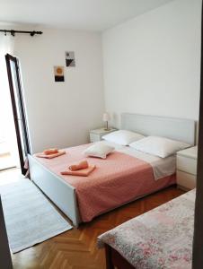 a bedroom with a bed with two towels on it at Apartment Jordan in Duće