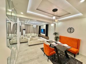 Posezení v ubytování Exquisite 2-bedroom with super fast Wi-Fi