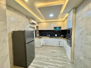 Kuchyň nebo kuchyňský kout v ubytování Exquisite 2-bedroom with super fast Wi-Fi