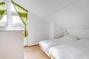 Postel nebo postele na pokoji v ubytování Houtsnip I Vakantiehuis met Tuin en Openhaard