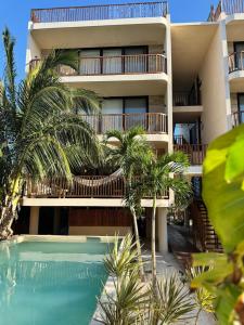 Bazén v ubytování Boho Loft Steps from Punta Cocos Beach nebo v jeho okolí