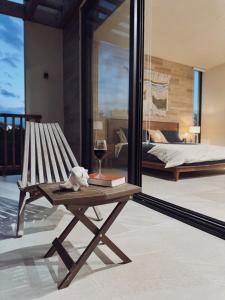 Postel nebo postele na pokoji v ubytování Boho Loft Steps from Punta Cocos Beach