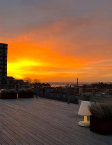 Solopgangen eller solnedgangen set fra hotellet