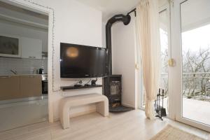 Μια τηλεόραση ή/και κέντρο ψυχαγωγίας στο Comfort Suite Jelenovac