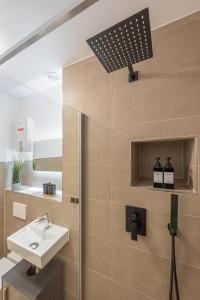 a bathroom with a sink and a shower at Neues und zentrales Apartment in der Essener Innenstadt von STAY YOUR WAY in Essen