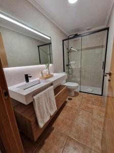 Kúpeľňa v ubytovaní Garden Fisterra - Jacuzzi, Jardín Privado y Vista Mar