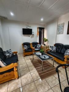 TV a/nebo společenská místnost v ubytování Martinique Guesthouse