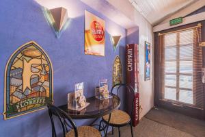 a room with a table and chairs and a wall at Bar à Bulles - Ancien Comptoir Transformé in Reims