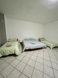 Un dormitorio con dos camas y suelo de baldosas. en Villesse Centro, en Villesse