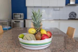a bowl of fruit sitting on a table at Casa Cycas in Santa Maria Del Focallo