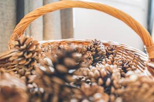 a wicker basket sitting on top of a table at Bar à Bulles - Ancien Comptoir Transformé in Reims