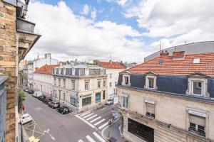an overhead view of a city street with buildings at Bar à Bulles - Ancien Comptoir Transformé in Reims