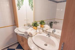 a bathroom with two sinks and a large mirror at Bar à Bulles - Ancien Comptoir Transformé in Reims