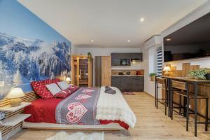 een slaapkamer met een groot bed en een keuken bij Le Montblanc spa in Roanne